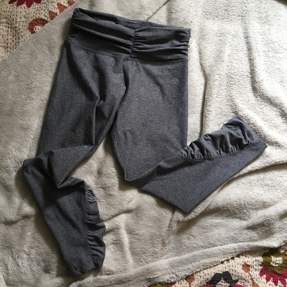 Vogo Athletica Ruffled Capri Yoga Pants